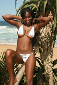 Ebony babe Malibu drops bikini