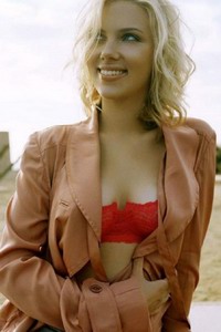 Sexy Scarlett Johansson flashing