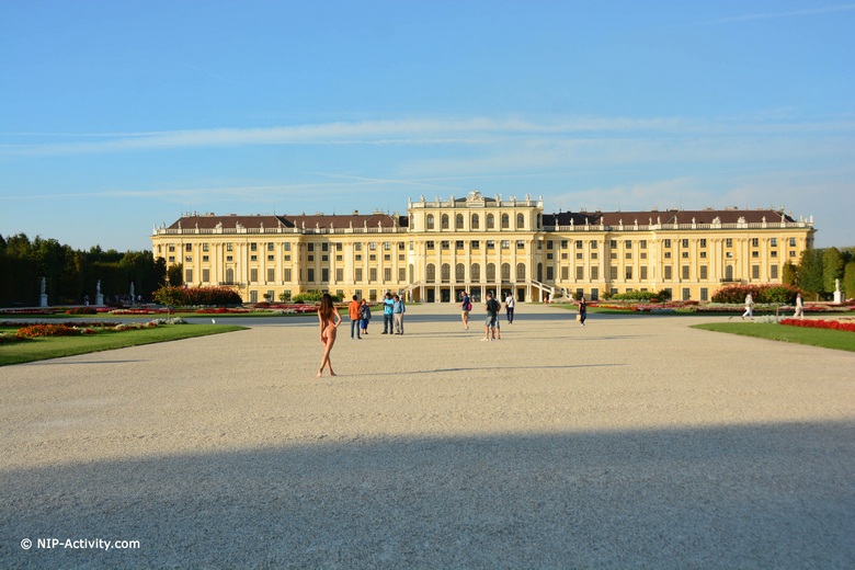 Kira walking naked in Schönbrunn