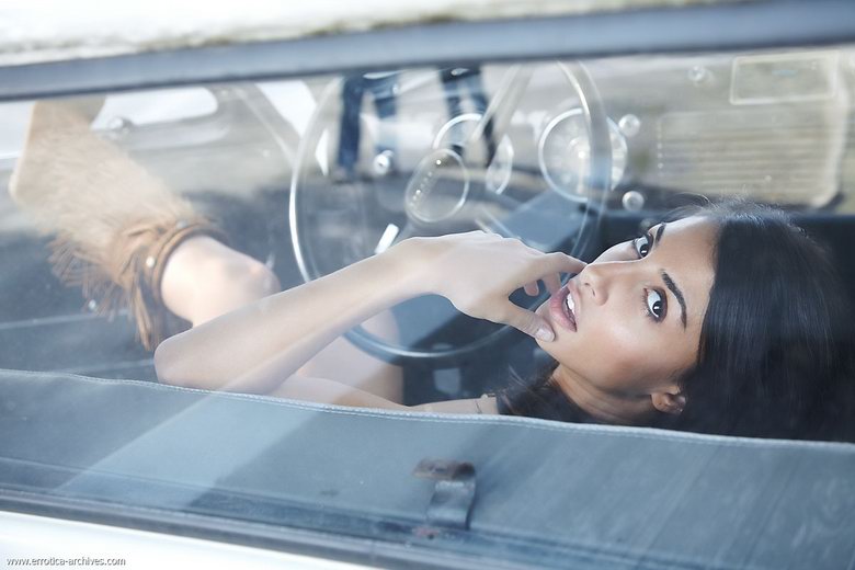 Nadia in Voiture