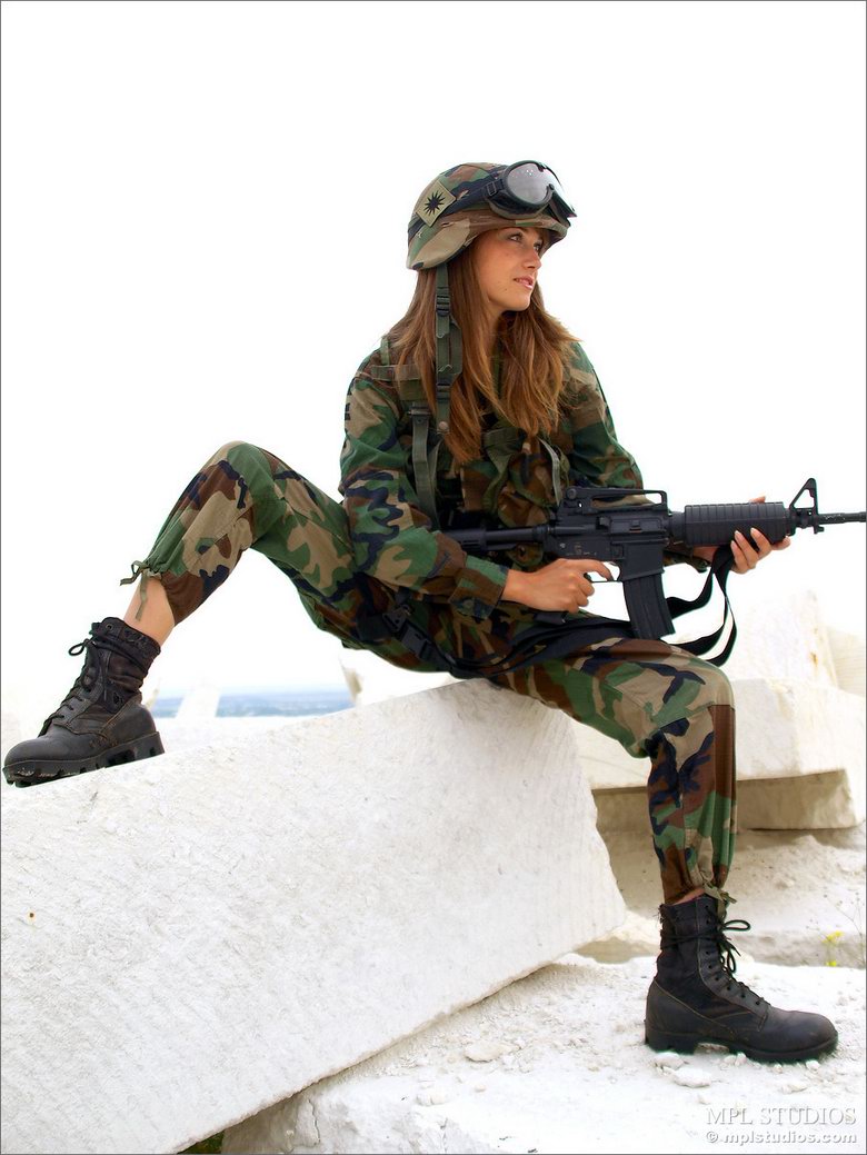Maya in Commando