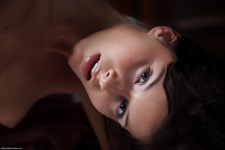 Ines shows her pussy