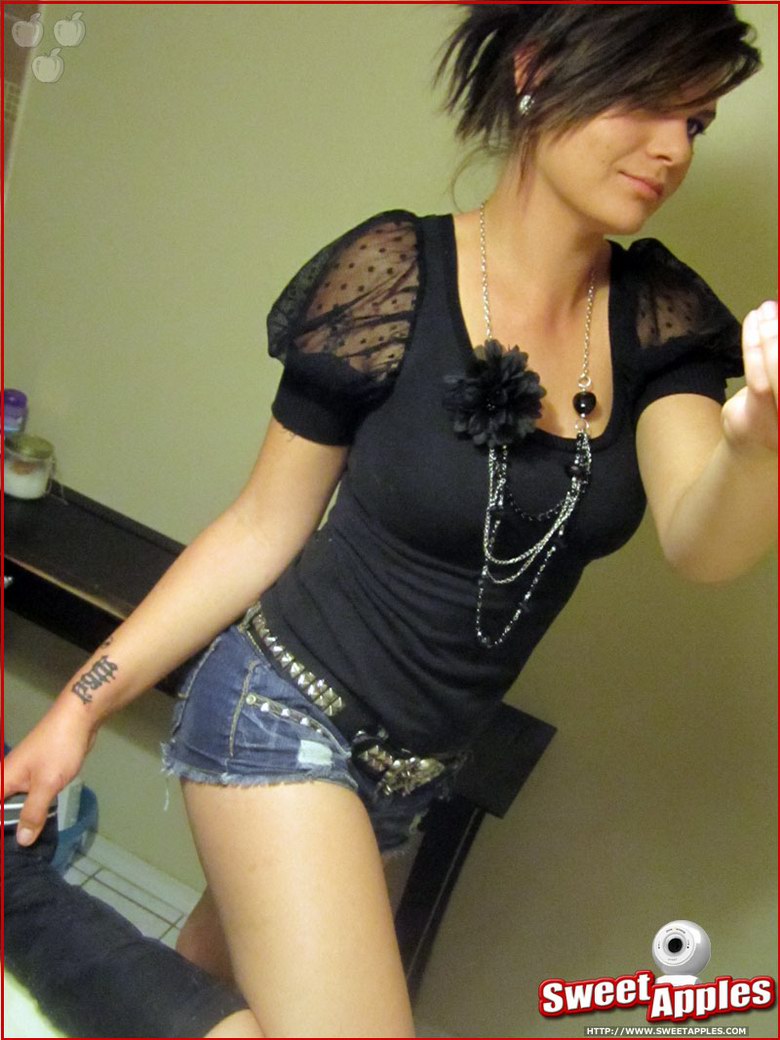 Tammy taking selfshots