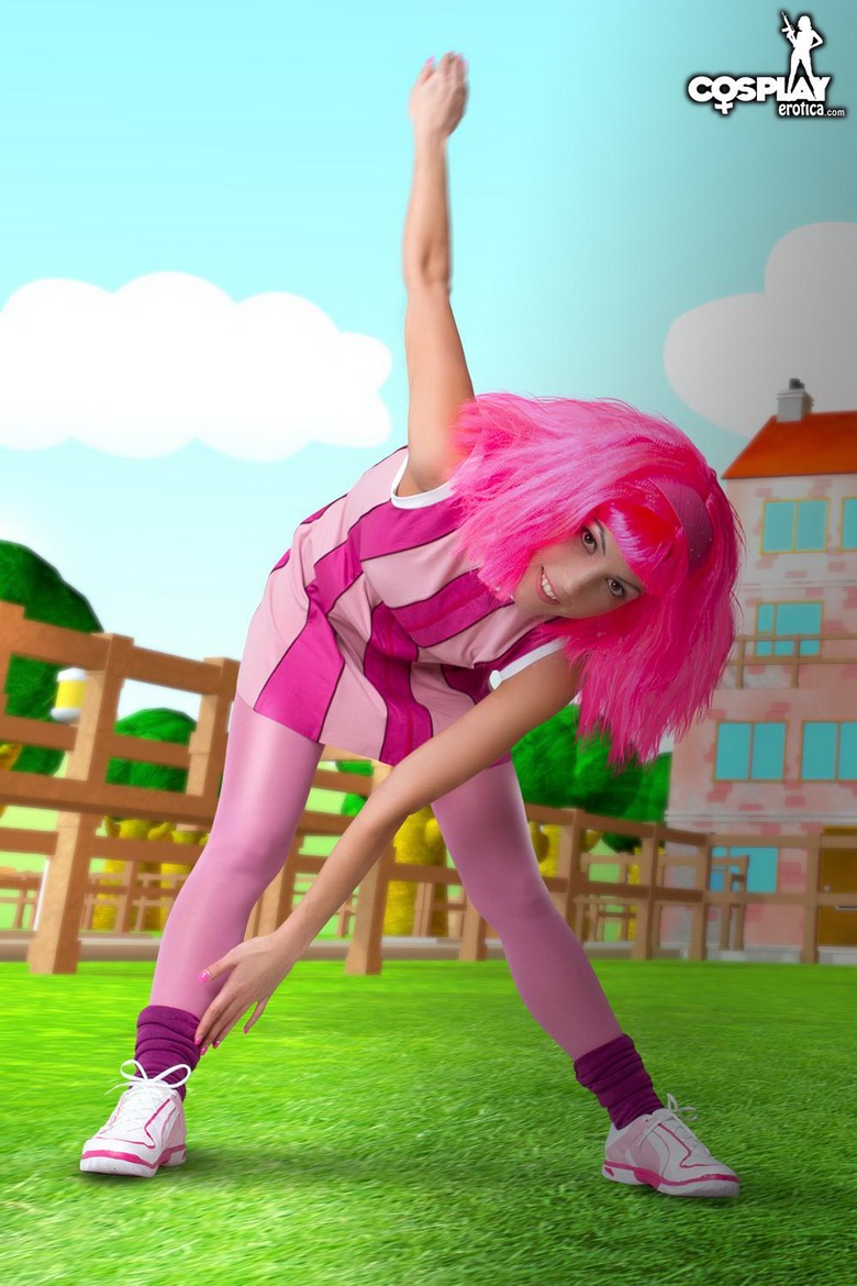 Cosplay girl Devorah in Warming Up