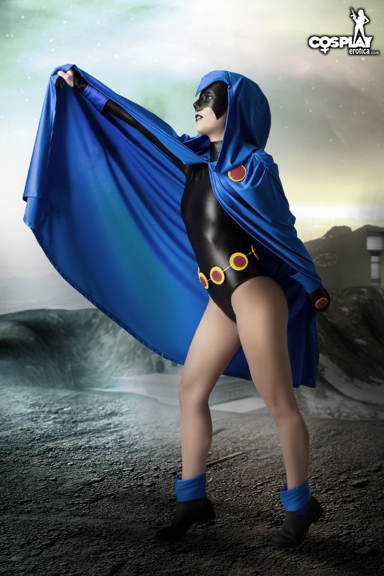 Cosplay babe Devorah in Titanium