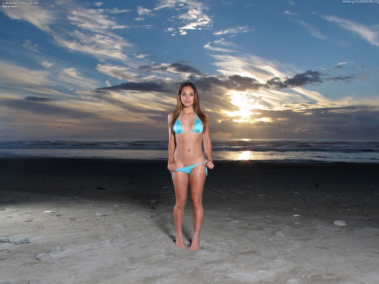 Sara Luvv waiting for sunset