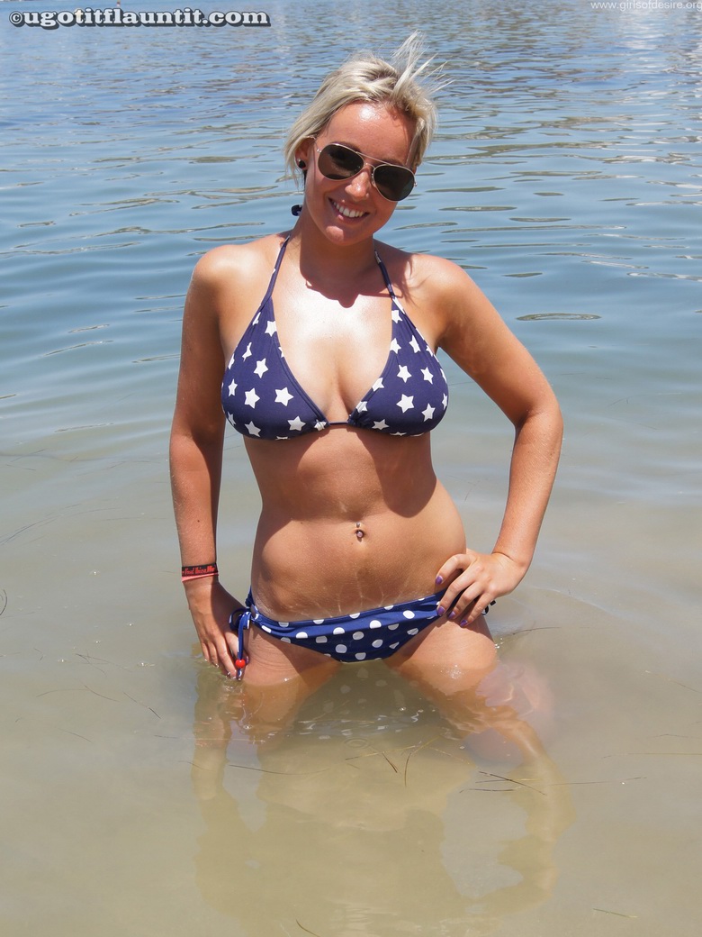 Roana takes off blue bikini