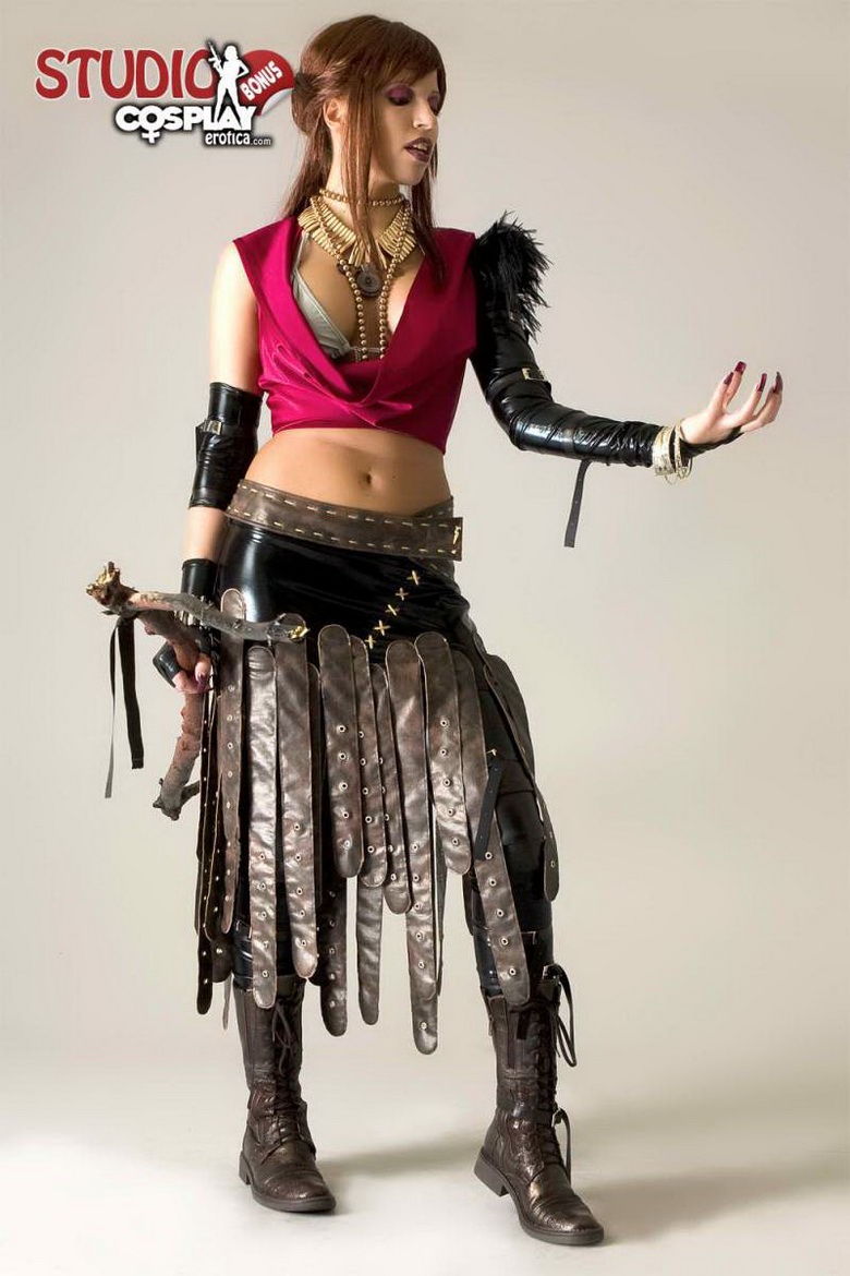 Analia cosplaying Druid