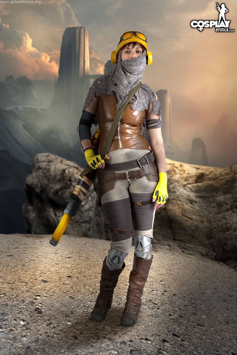 Marylin Cosplaying Utopian Colony
