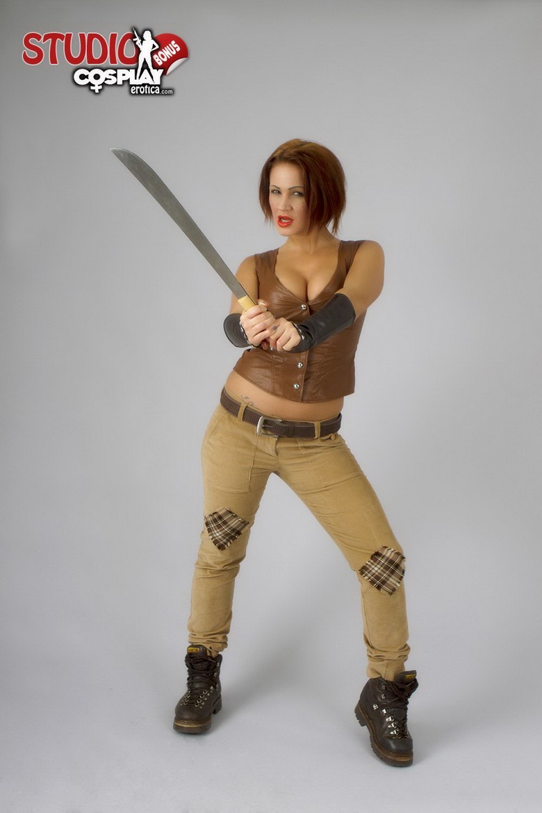 Nia cosplaying Cait from Fallout 4