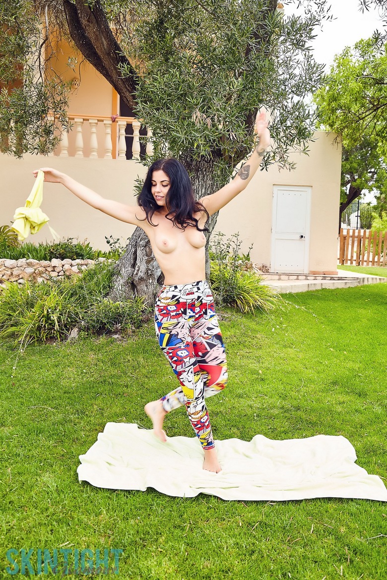 Aemelia Fox in Garden Stretch