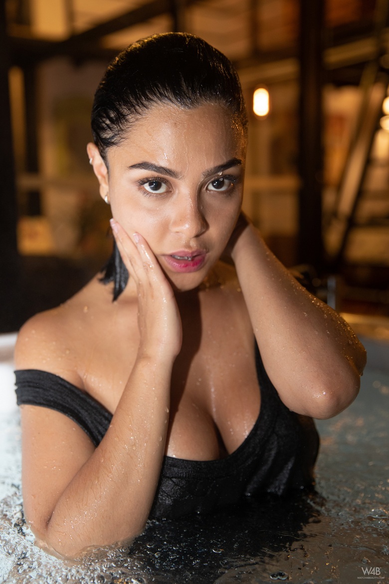 Kaley Jones Fun In Jacuzzi