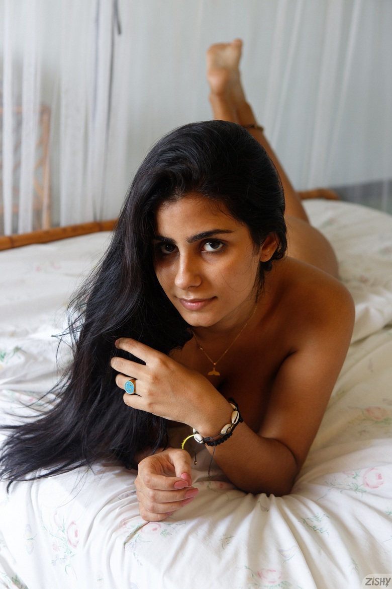 Lissa Mendes in Loose Blues